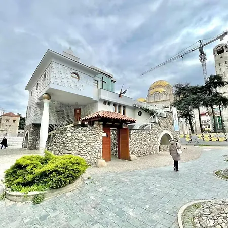 Centre Near Mother Theresa And Main Square Guest house